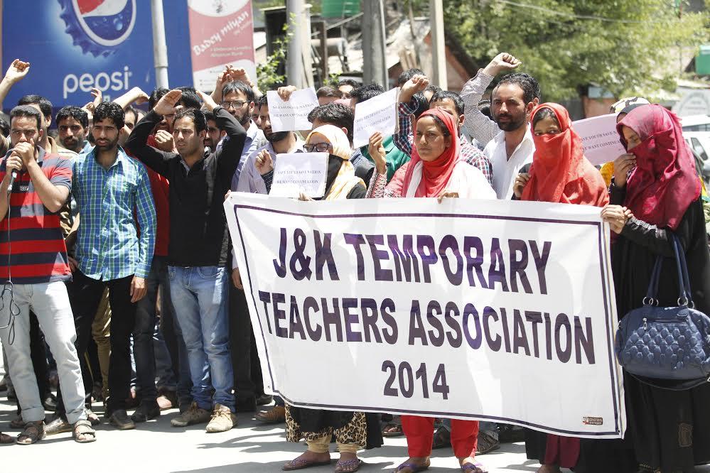 Police foil temporary teachers protest